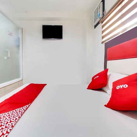 Oyo 895 Golden Majestic Pension Inn Manilla Buitenkant foto