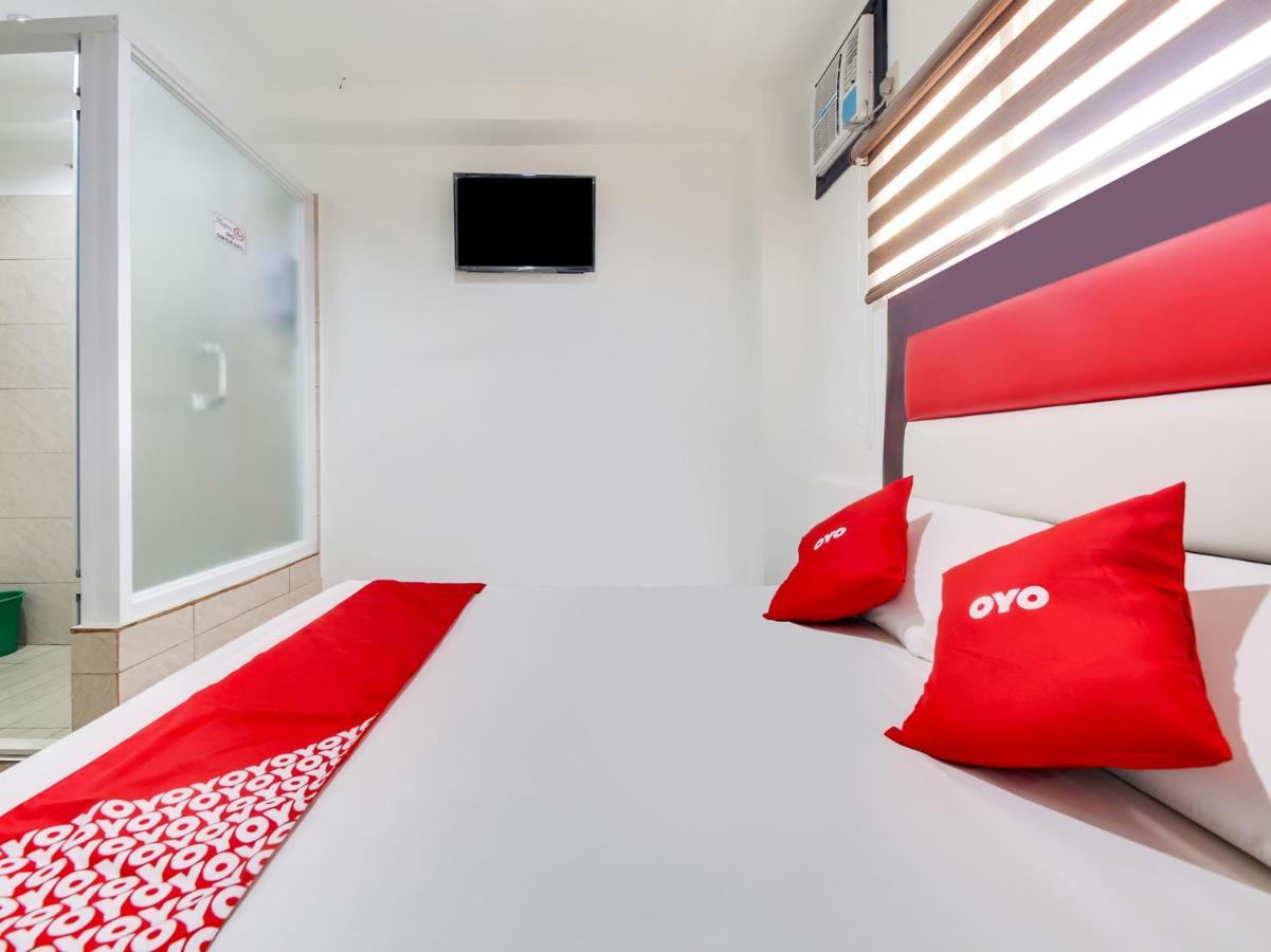 Oyo 895 Golden Majestic Pension Inn Manilla Buitenkant foto