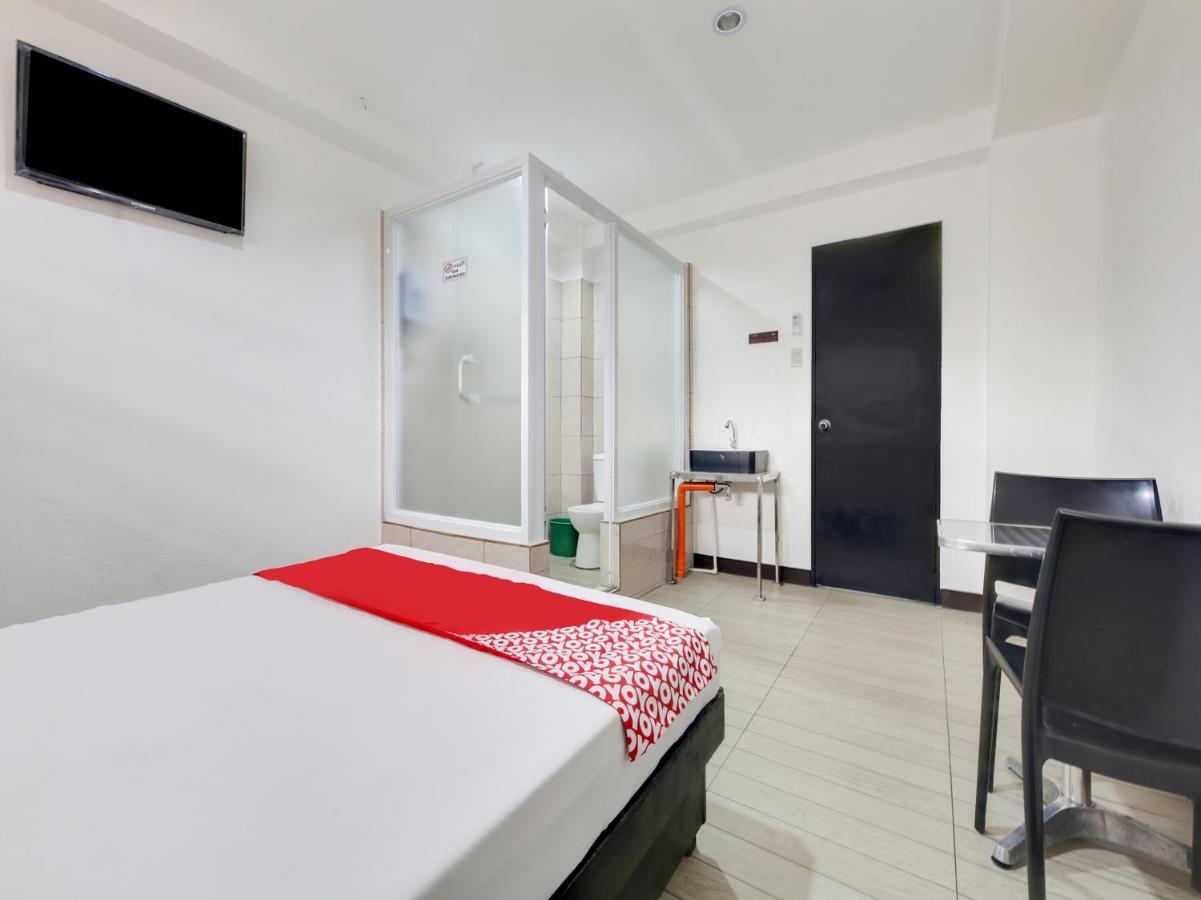 Oyo 895 Golden Majestic Pension Inn Manilla Buitenkant foto
