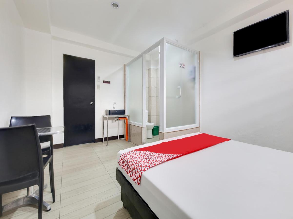 Oyo 895 Golden Majestic Pension Inn Manilla Buitenkant foto